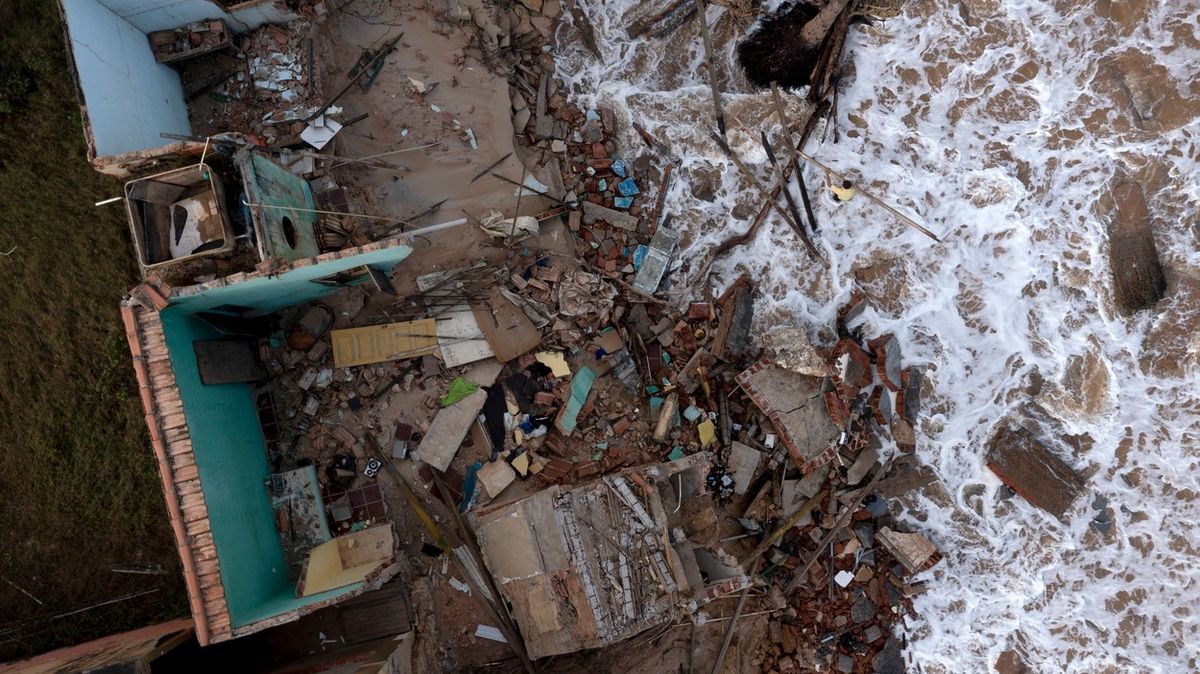 Fotky: Moře spolykalo jejich domovy. Proměna letoviska v ruiny